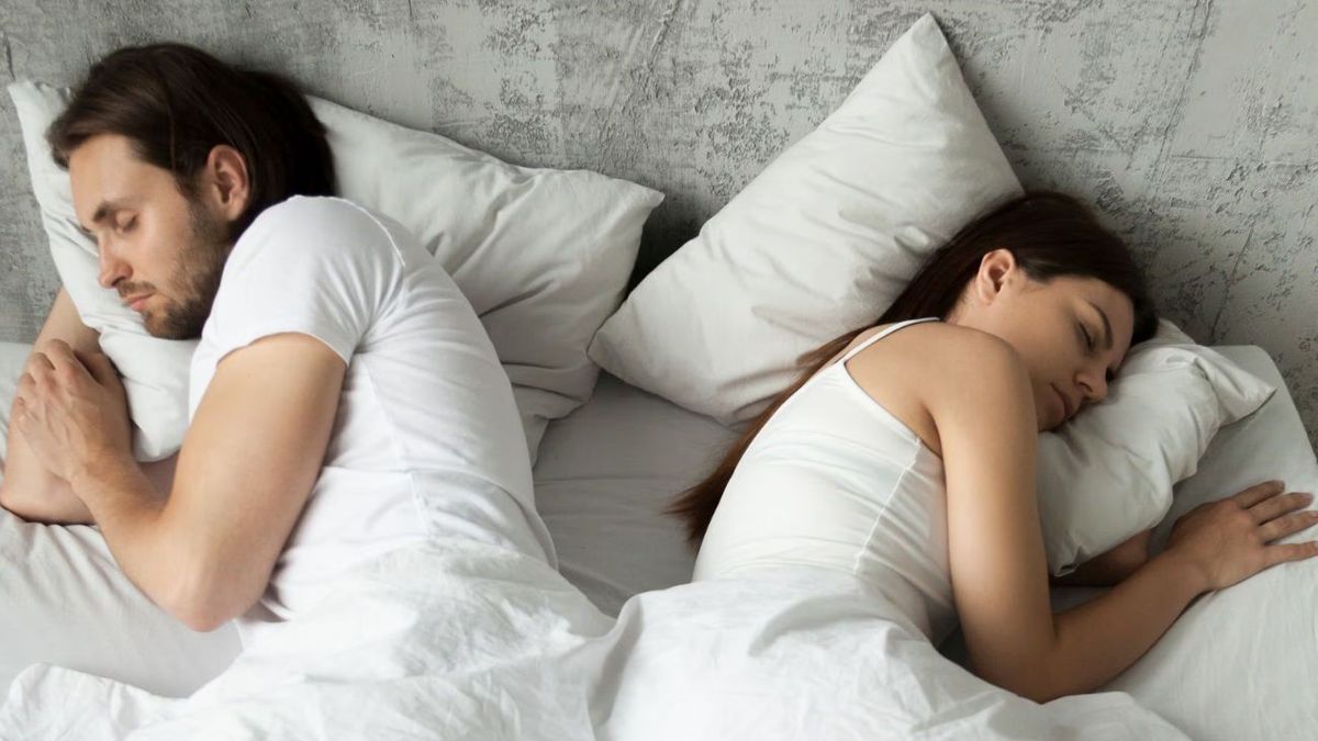 Qué significa que tu pareja te dé la espalda al dormir