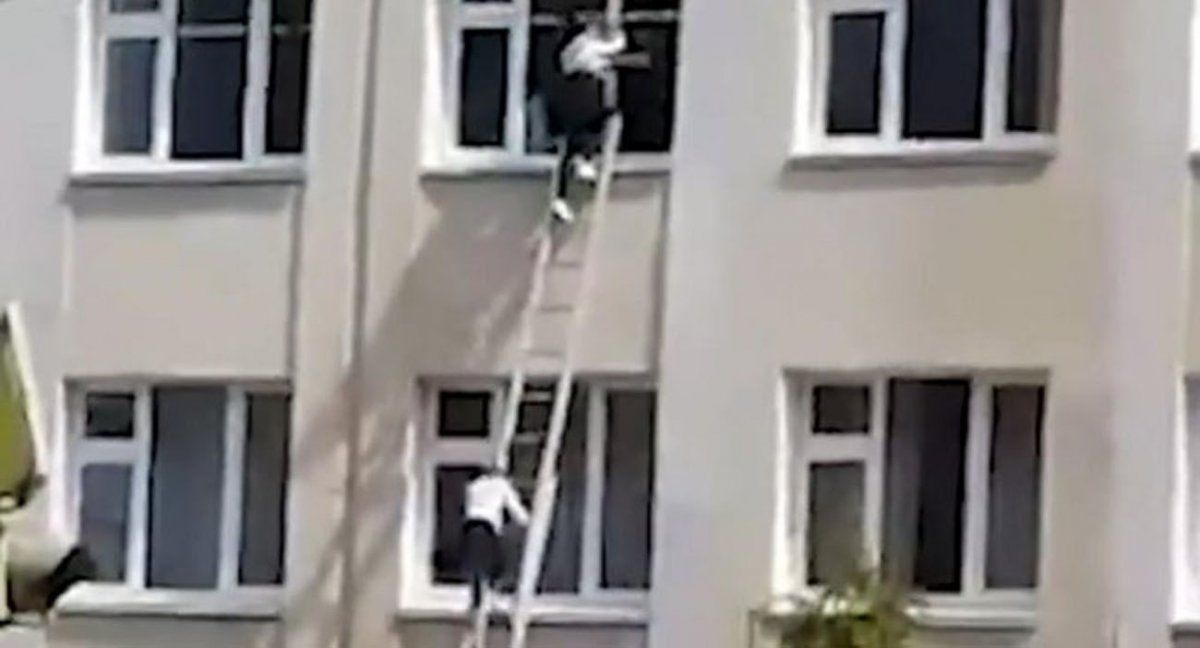 Durante el tiroteo, alumnos huyeron desesperados por las ventanas de la escuela (Foto: captura de TV)