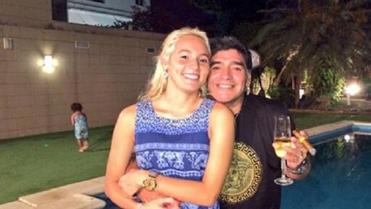 ¡Enamorados! Maradona recibió junto a Rocío Oliva el Año Nuevo
