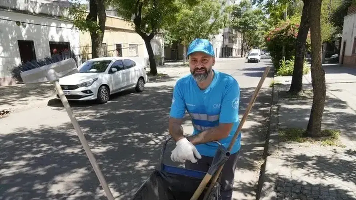 Trabaja como barrendero en Rosario y