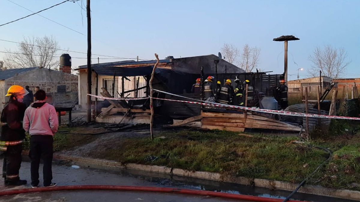 Los bomberos encontraron los siete cuerpos en la casa destruida por el incendio. Foto: Télam.