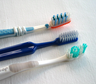 Casi nadie lo sabe: qué significan los colores en los cepillos de dientes