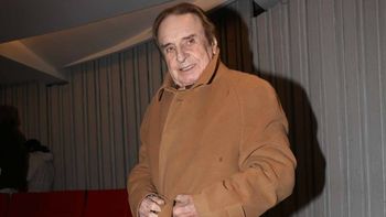 Santiago Bal a los besos con una hermosa rubia