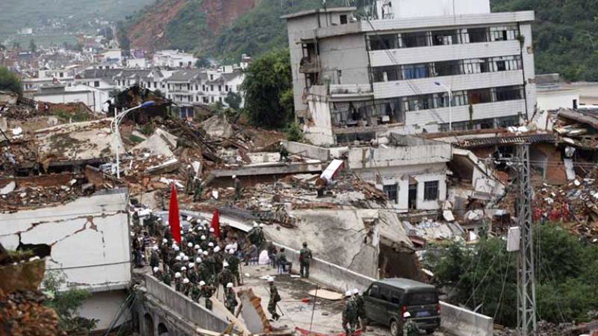 Impactantes videos de los destrozos generados por un fuerte sismo de 6,6 en China