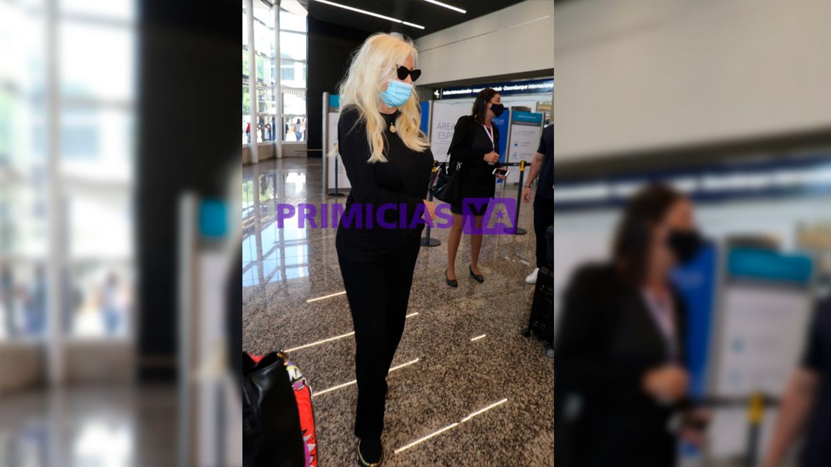 Susana eligi&oacute; un look total black. Cr&eacute;dito: RS Fotos.