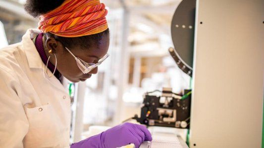 La vacuna de Oxford contra el coronavirus da un paso más para su producción masiva y estaría lista en 2021