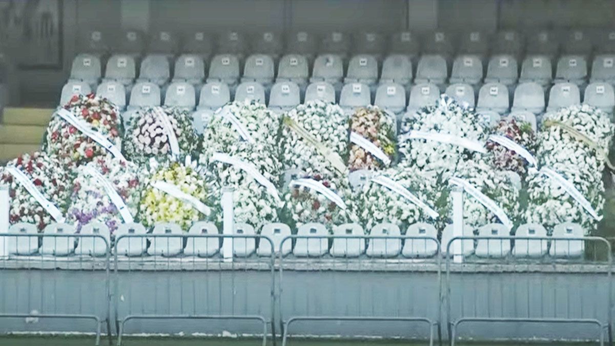 Coronas de flores tapizan las tribunas del estadio del Santos.(Foto: Captura de TV)