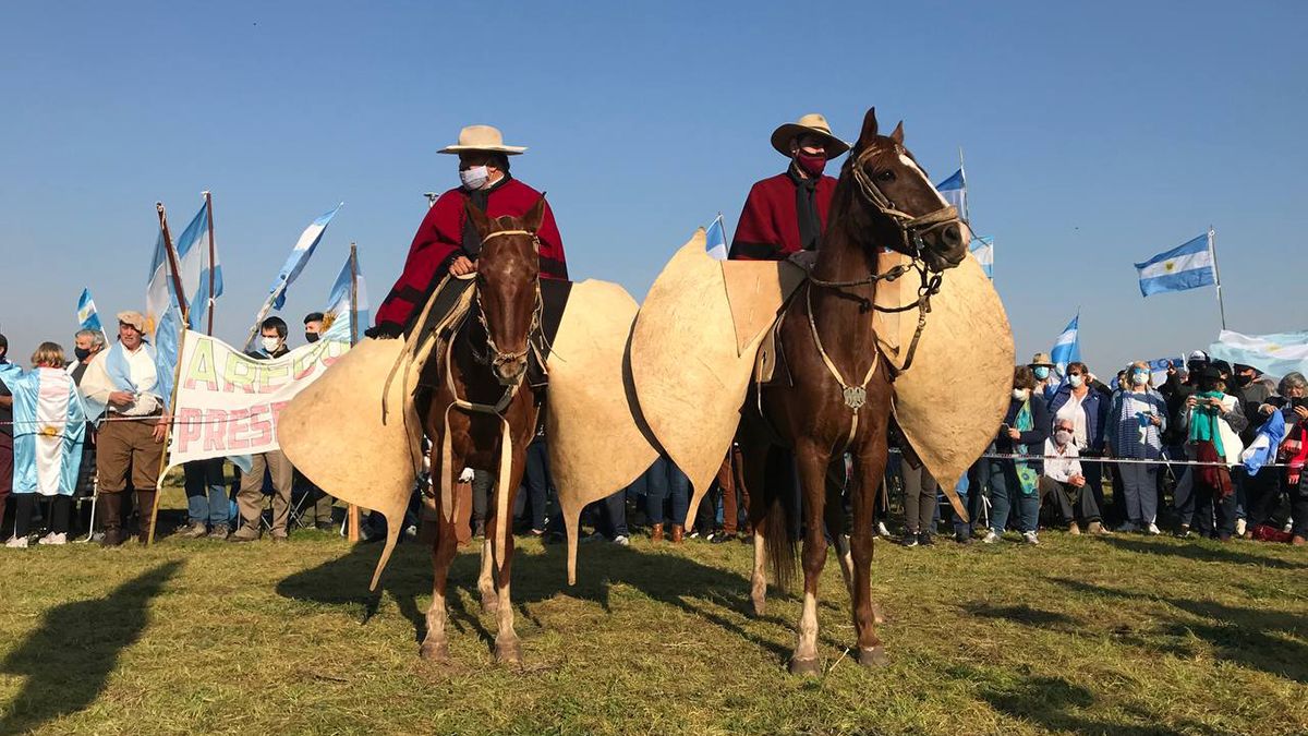 Los gauchos de Güemes abrieron el desfile que dio el puntapié inicial al acto del campo en San Nicolás, del que participa Patricia Bullrich.