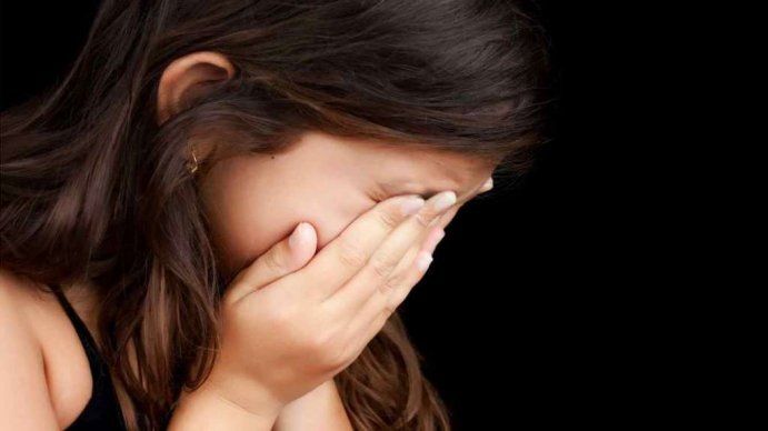 Escondió una cámara en el pelo de su hija con autismo y confirmó algo que la espantó