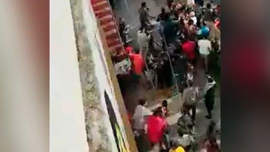 Video: una multitud intentó linchar a un presunto abusador en una cancha
