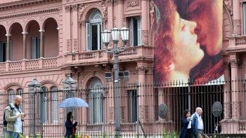 Romeo y Julieta: el motivo elegido por la Casa Rosada para celebrar el Día de los Enamorados que desató una polémica en las redes