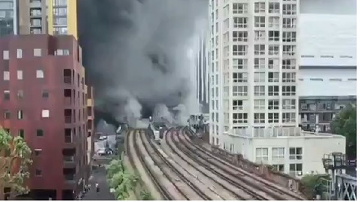 explosión sobre una línea del subte en Londres que conecta con los suburbios (Foto: captura de pantalla).