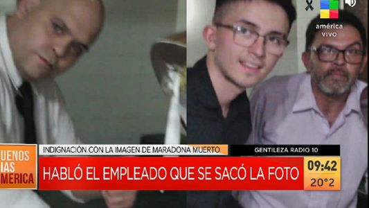 Habló una de las personas que se fotografió con el cuerpo de Diego Maradona