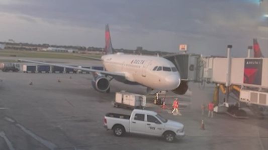 Murió succionado por el motor de un avión: la trágica razón que investiga la Justicia