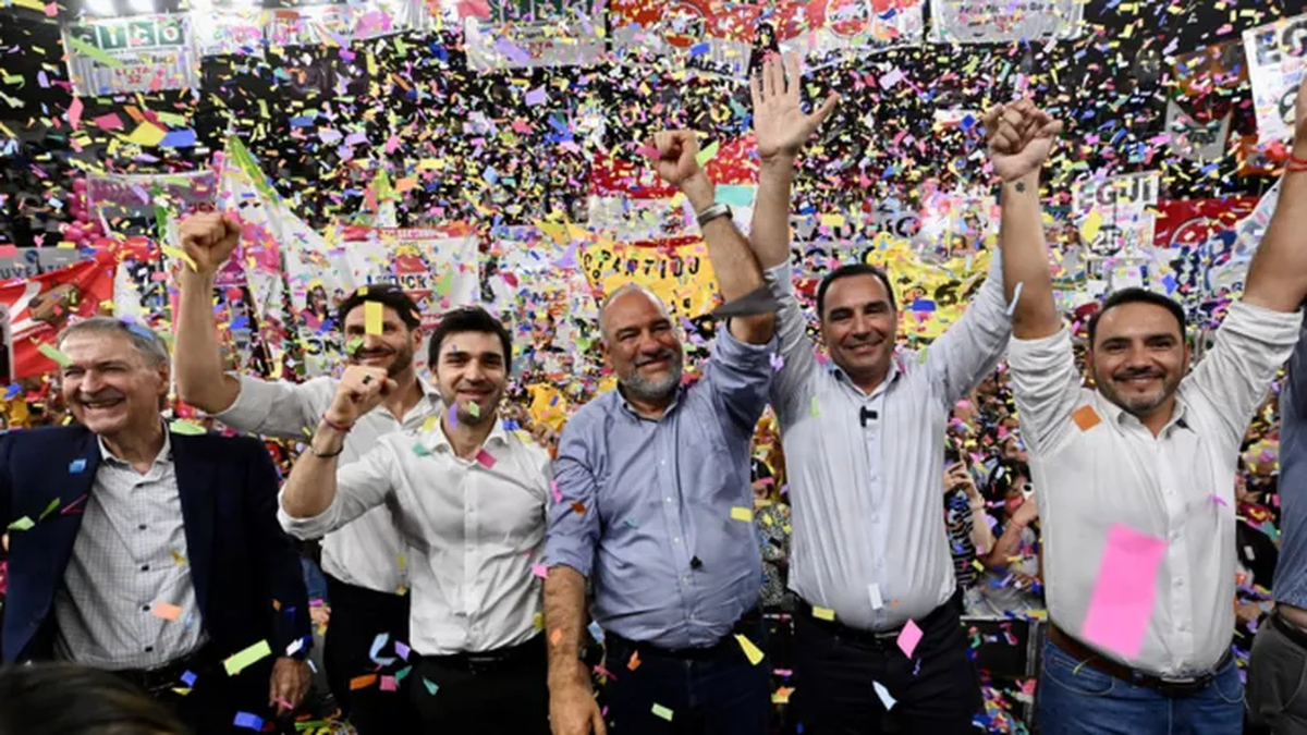 Gustavo Valdés junto los candidatos de Vamos Corrientes, Claudio Polich y Juan Pablo Valdés. A la par, una parte de la plana mayor de Provincias Unidas, Juan Schiaretti, Maximiliano Pullaro y Nacho Torres.