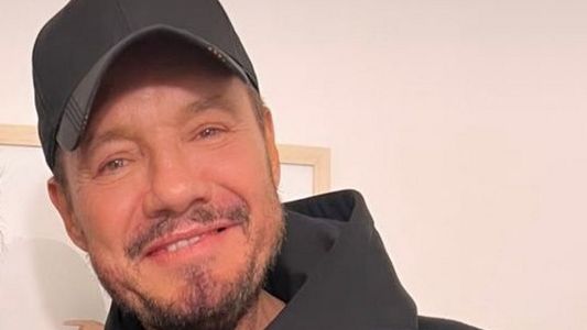 De gorrita y en zapatillas, Marcelo Tinelli fue al teatro a ver a un amigo