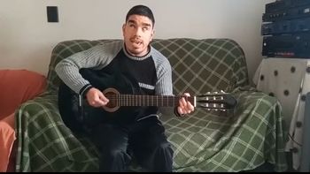 Es ciego y con su guitarra deslumbra en los festivales: La música es mi futuro y no voy a aflojar