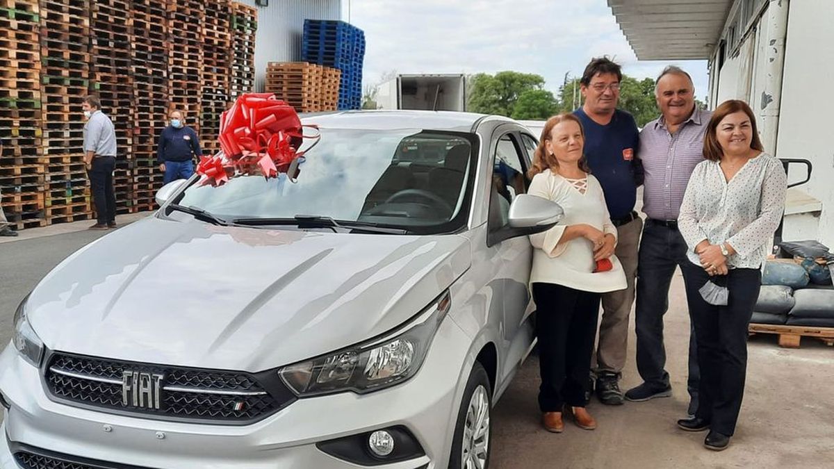Decidió jubilarse después de trabajar 50 años en la misma empresa y los dueños los recompensaron con un auto (Foto: portal La Voz)