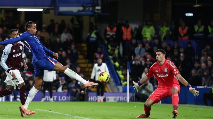 Emiliano Dibu Martínez tuvo una actuación brillante en la victoria del Aston Villa ante Chelsea