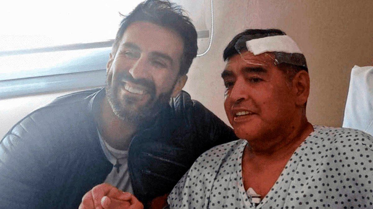 Los últimos días de Maradona: se cayó y golpeó la cabeza, tenía elevada frecuencia cardiaca y usaba un baño químico