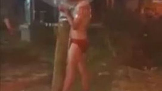 Vecinos atraparon a un ladrón y lo ataron desnudo a un poste