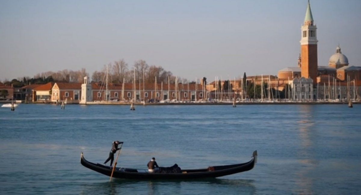Gondoleros en Venecia