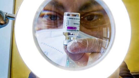 La Anmat hizo una llamativa aclaración sobre la vacuna de AstraZeneca contra el coronavirus