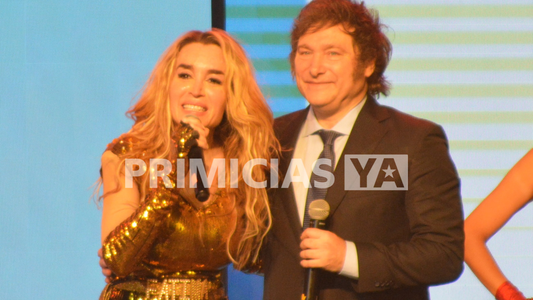 Fátima Florez recibió Javier Milei en el teatro y se dieron un beso apasionado en el escenario