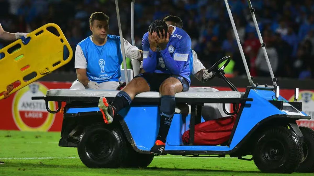 Un futbolista se retira lesionado. La imagen se repite y ya genera preocupación (Foto: archivo).