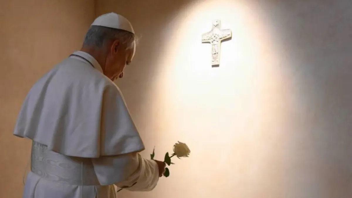 León XIV rindió homenaje al papa Francisco con una visita a su tumba en Roma. (Foto: Vatican Media).