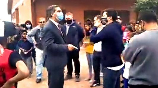Capitanich se cruzó con un docente que le reclamó agua potable