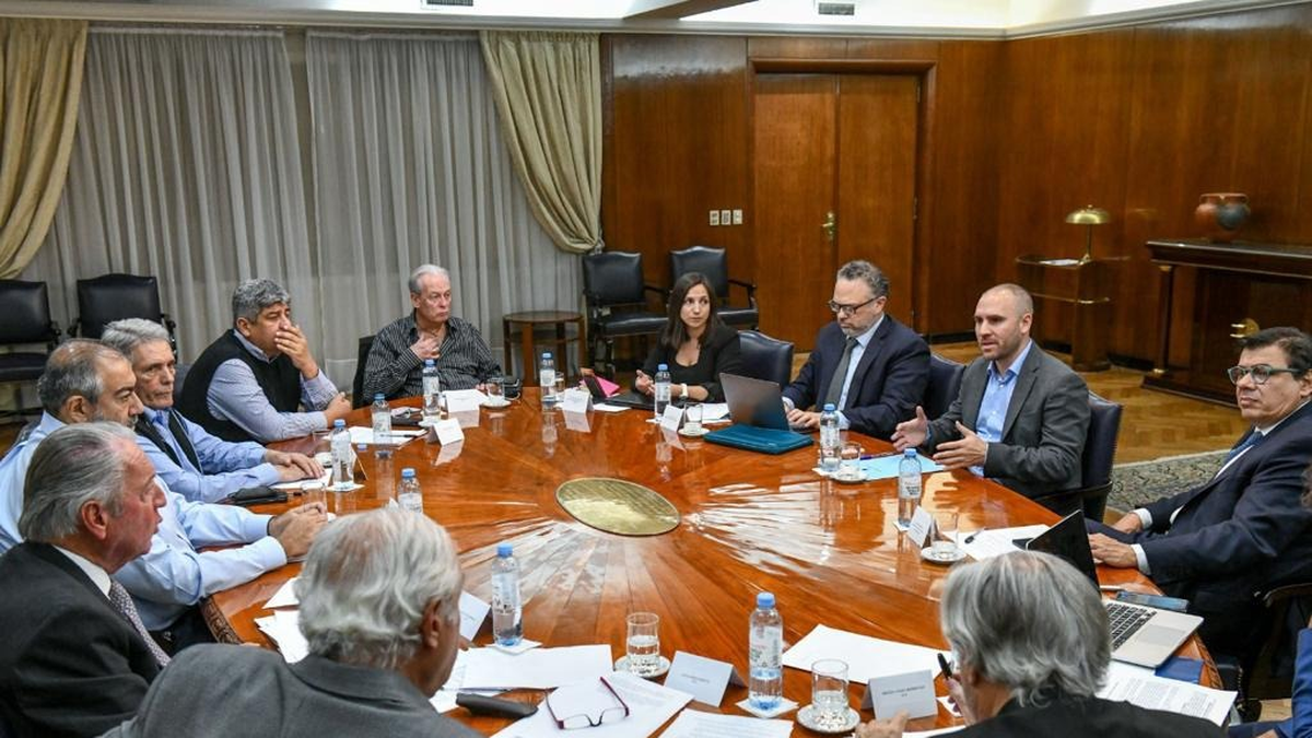 Pablo Moyano en la mesa de negociación con la UIA