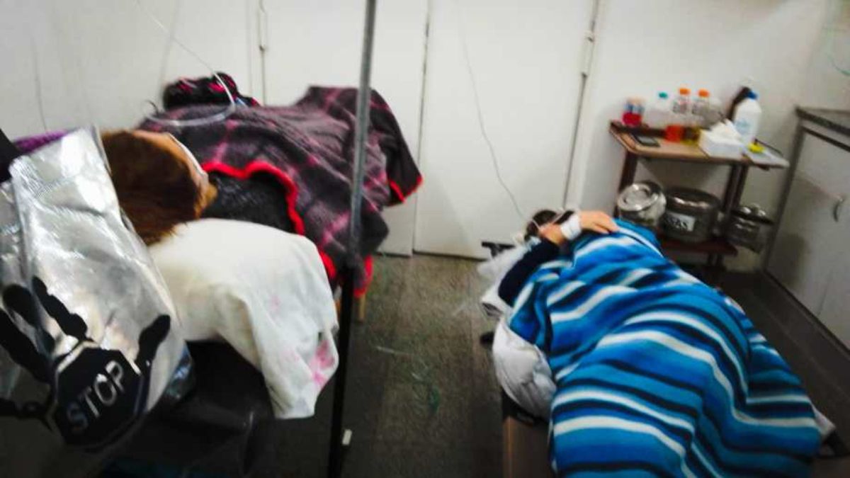 Las imágenes de pacientes recostados en catres en el hospital rionegrino representaron la crisis sanitaria por el Covid-19 en la provincia.
