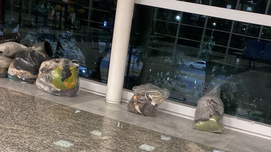 Desalojaron a unas 100 personas que dormían desde hace meses en Aeroparque