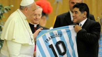 La familia Maradona recibió un rosario bendecido y enviado por el papa Francisco