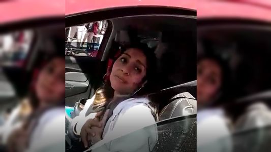 Video: una mujer fue detenida cuando manejaba y cantaba enamorada por un conflicto con su cuñado