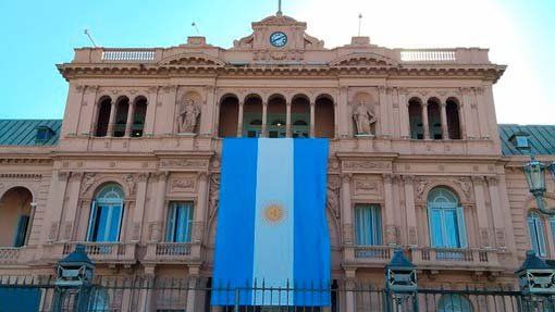 A cuatro días del traspaso, despliegan una inmensa bandera en el frente de la Casa Rosada por la unidad nacional