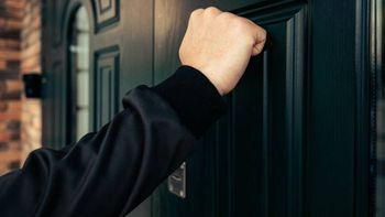 Iba a visitar a su familia y terminó viviendo una pesadilla: encontró a su madre y su hermano muertos