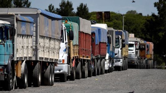 Ante los reclamos por la falta de gasoil, el Gobierno se reúne con transportistas para ponerle fin al paro