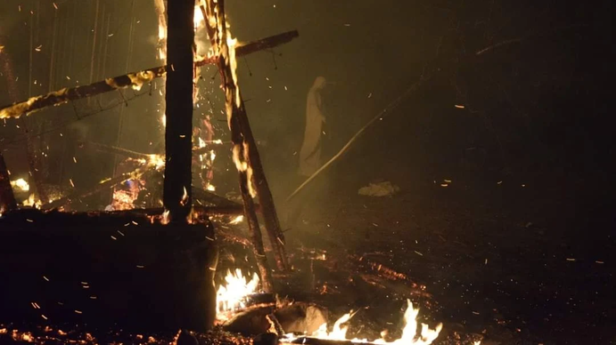 Milagro en Córdoba: una Virgen quedó intacta en medio de una iglesia devorada por el fuego