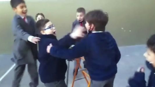 Emotivo video del gol que hizo un nene con andador y que festejaron todos sus compañeritos