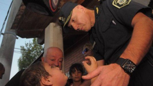 Un nene desesperado por el crimen de Bahía Blanca le gritó a un policía: Se está muriendo gente