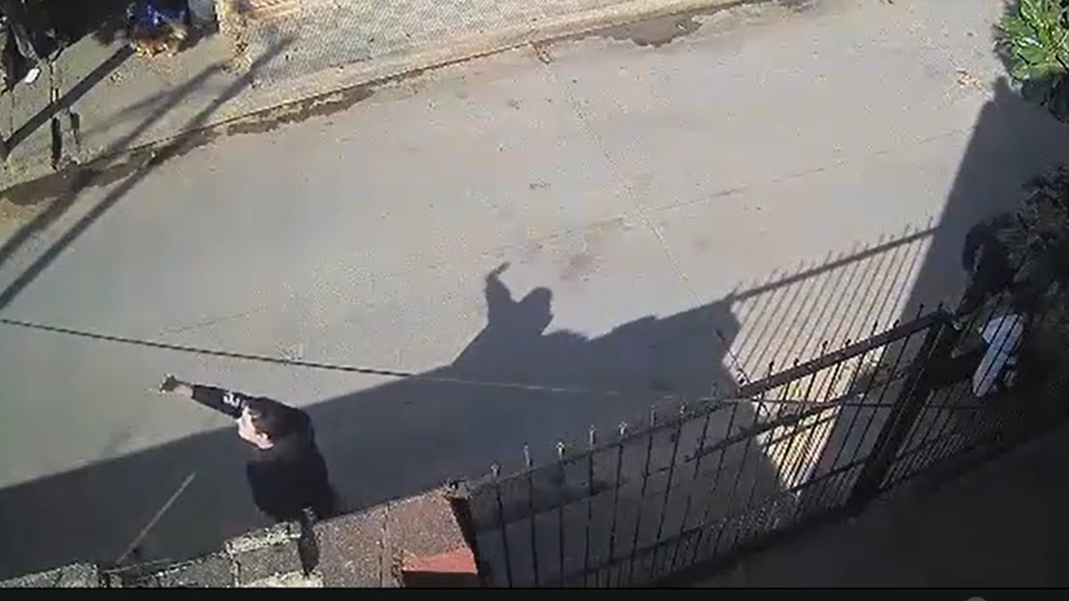 La desesperada reacción del nieto del jubilado robado por el conductor del auto de aplicación. (Foto: captura)
