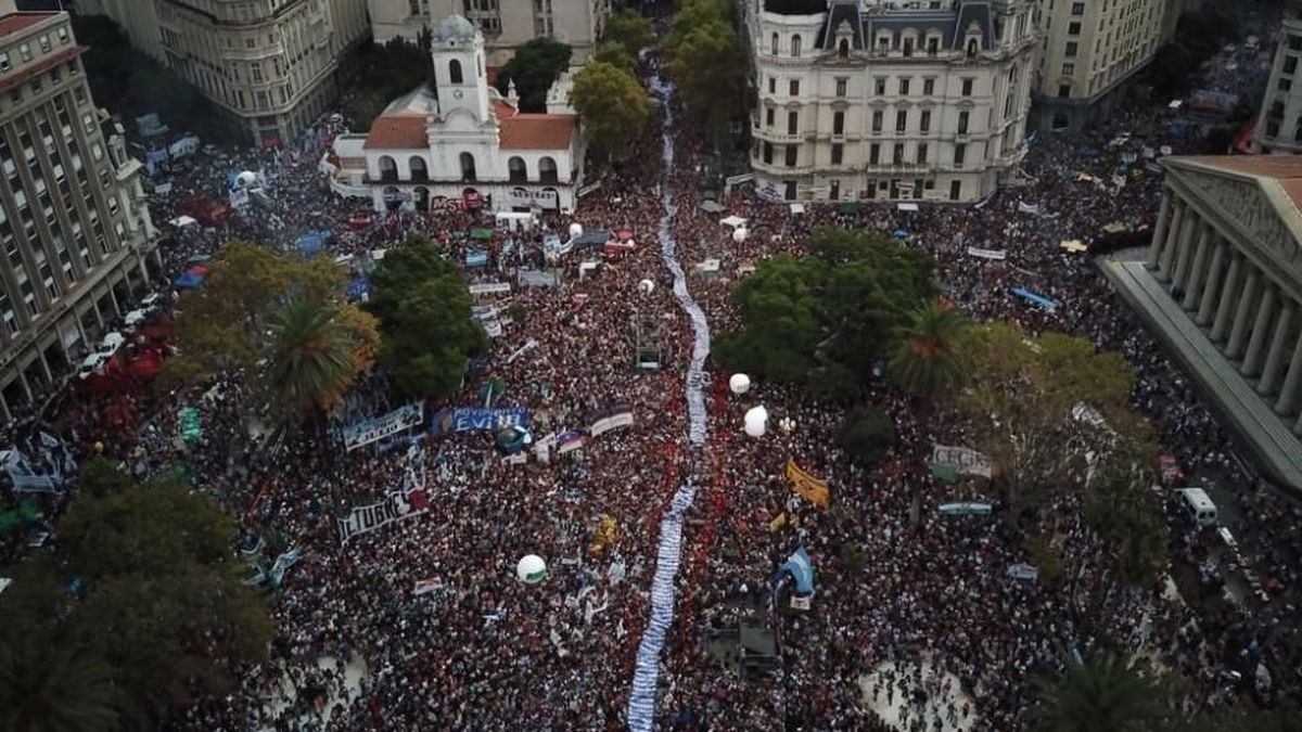 Festejo por el Día de la Democracia y los Derechos Humanos en Plaza de Mayo (Foto: archivo).