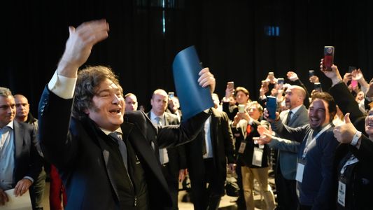 Milei hace equilibrio en la interna libertaria y se muestra con Santiago Caputo y el Gordo Dan en un festival