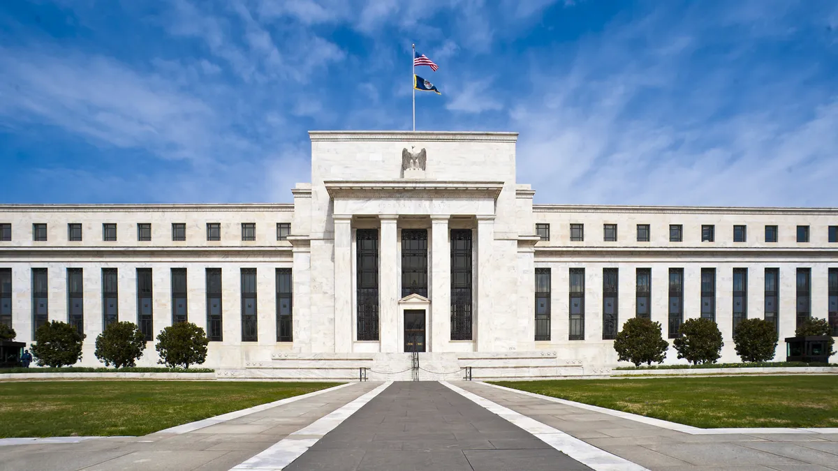 La Fed subirá 1 punto la tasa de interés para apreciar al dólar