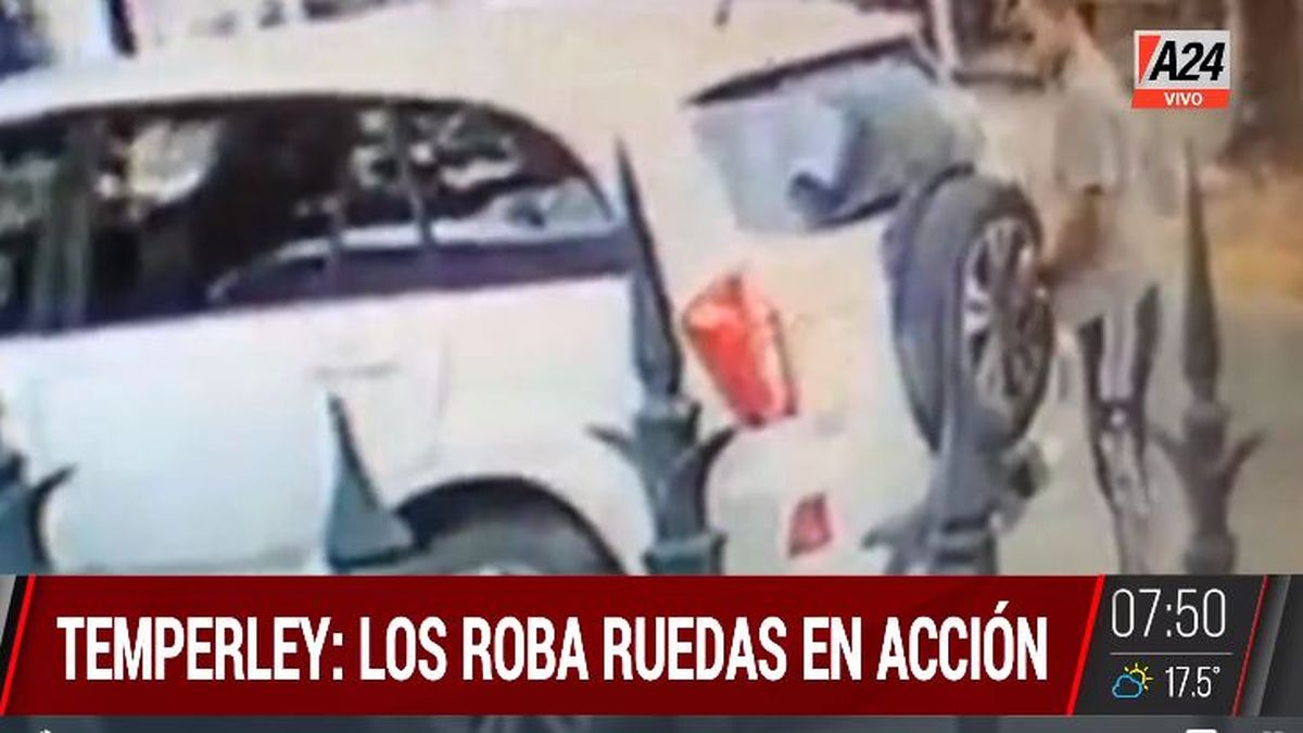 Impactante: mirá a los roba ruedas en acción en Temperley. (Captura de Tv)