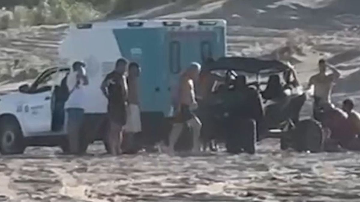 Vuelco en Villa Gesell: una mujer está grave tras un accidente con un UTV en los médanos. (Foto: captura A24)
