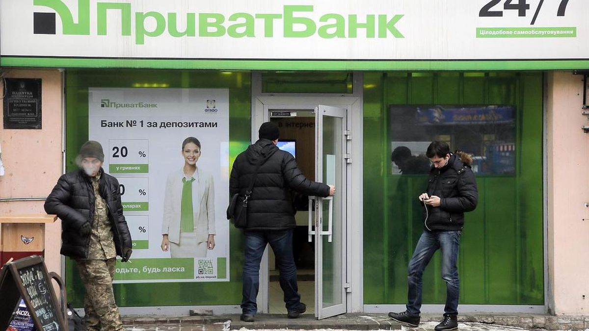 Los ucranianos sólo pueden extraer hasta 100.000 grivna en efectivo por día