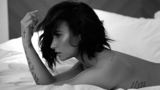 Demi Lovato desnuda en la cama